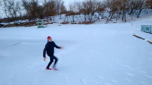 Идеоты бегают по льду весной!! смотреть онлайн