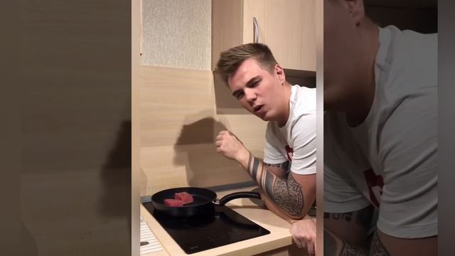 Стейк из тунца с гарниром из кабачков в устричном соусе ? смотреть онлайн