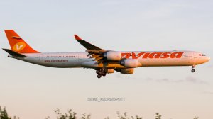 Редкий для Пулково гость заходит на посадку в лучах закатного солнца