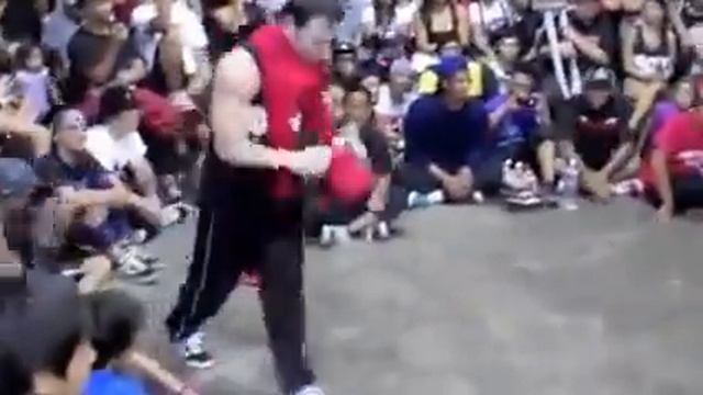 брейк-данс смотрите на малого афигеть чё творит.Зачет. смотреть онлайн