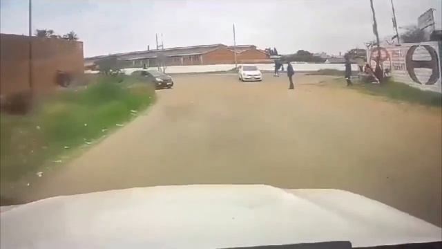 Man Allegedly Robbed In Broad Daylight At Gunpoint In Southerton Harare смотреть онлайн