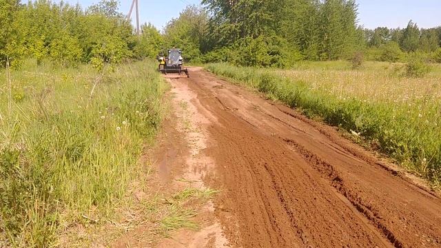 Выравнивание и расширение грунтовой дороги погрузчиком JCB