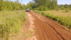 Выравнивание и расширение грунтовой дороги погрузчиком JCB