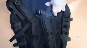 Затягивание лямок на рюкзаке с металлической пряжкой