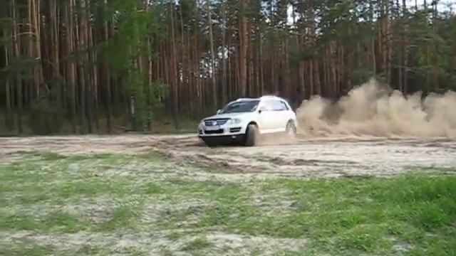 Volkswagen Touareg - песчаный дрифт