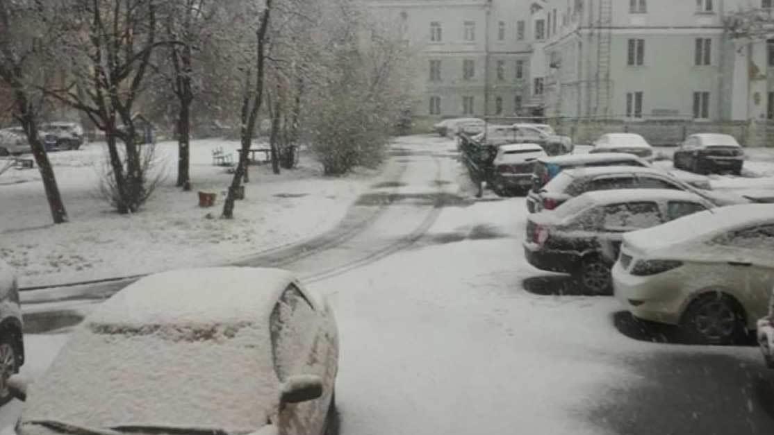 Сразу несколько городов Свердловской области засыпало снегом