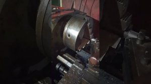 токарный станок пробую точить втулку.