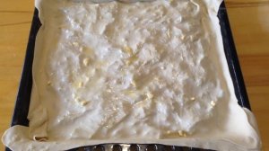 Слоеный пирог со шпинатом и сыром.