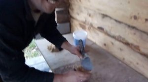 Строим баню замазываем щели