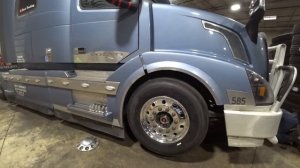 Дальнобой США.. Жрёт резину на грузовике..  Замена колёс.. Поляк-дальнобойщик в США..