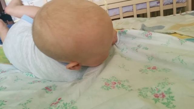 Донечка перевертається на живіт, 4 місяці і 5 днів (18 тижнів) смотреть онлайн