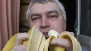 Довольный бомж жрёт два банана