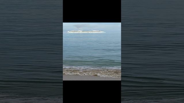 Океанский лайнер на пляже Патонга.