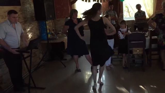 Танец дочери с поздравлением матери смотреть онлайн