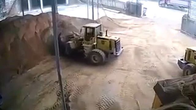 ПОГРУЗЧИК НЕ ЗАМЕТИЛ ЧЕЛОВЕКА...!!!