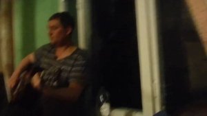 Песня под гитару в кругу друзей