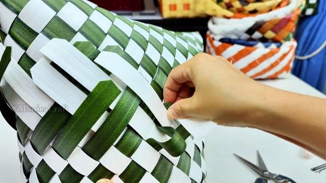 超级简单易学的仿竹藤藤编环保收纳包！新手入门款让你轻松入门藤编手艺技巧，家里有闲置的包装带都可以做起来哦！