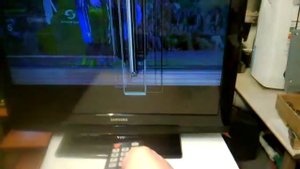 №040 Samsung le32b350f1w на запчасти , матрица разбита,корпус,пульт.mp4