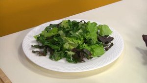 Что есть. Салат с мангольдом, свеклой и адыгейским сыром