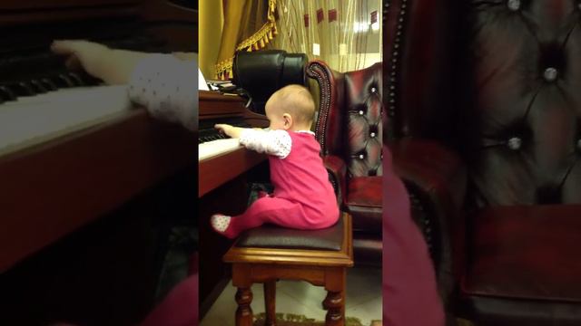 Катюшка играет на пианино смотреть онлайн