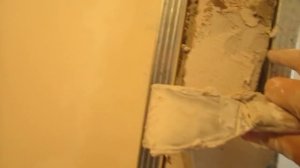 Работа в квартире нового дома (штукатурка откоса в дверном проёме)