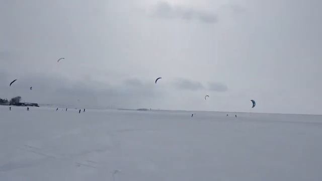виндсёрфинг зимой на лыжах