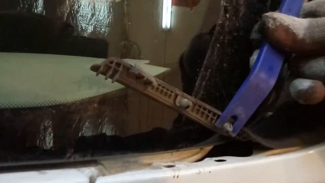Как снять резиновые накладки с наружной стороны лобового стекла Шевроле Трекер/ Chevrolet Tracker
