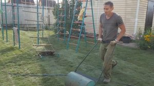 Укладка рулонного газона.