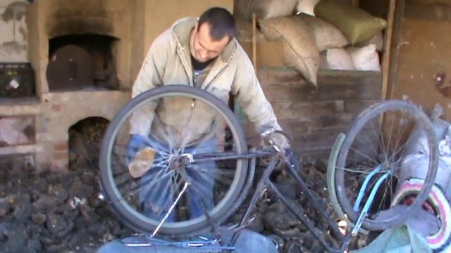Как выбивать подсолнух с помощью велосипеда / How to beat a sunflower seed with a bicycle смотреть онлайн