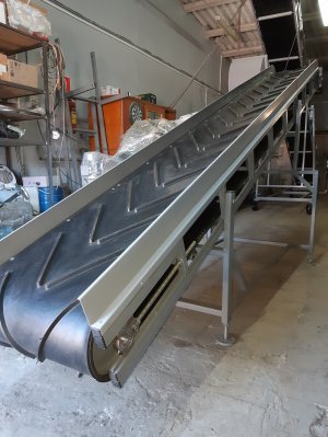 Наклонный ленточный конвейер для установки в ванну с охлаждающим раствором