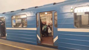 ем 501 оставляет позади станцию площадь Ленина