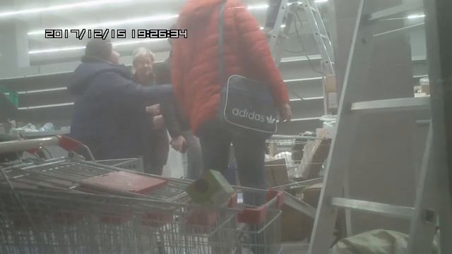 Супервайзер радуется скорому открытию магазина Магнит