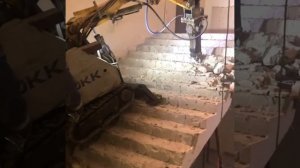 Brokk150 Демонтаж лестничного марша