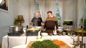 Борис Бурда и Савелий Либкин готовят на даче идеальное рагу с цыплёнком.