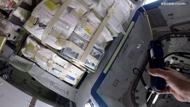 Взятие проб воздуха в прибывшем на МКС грузовике SpaceX Dragon
