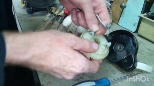 На ручной швейной машинке Подольск сломалась ручка привода.