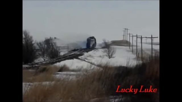 Потрясающе мощный Железнодорожный пашут снега железнодорожных путей