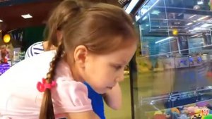 АВТОМАТ С ИГРУШКАМИ ЧЕЛЛЕНДЖ Как Достать Мягкую Игрушку из Игрового Автомата /// Вики Шоу