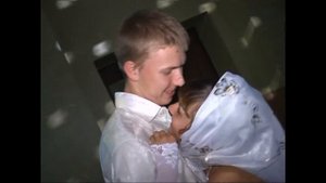 Обряд снятия фаты невесты на свадьбе. Одевает платок.