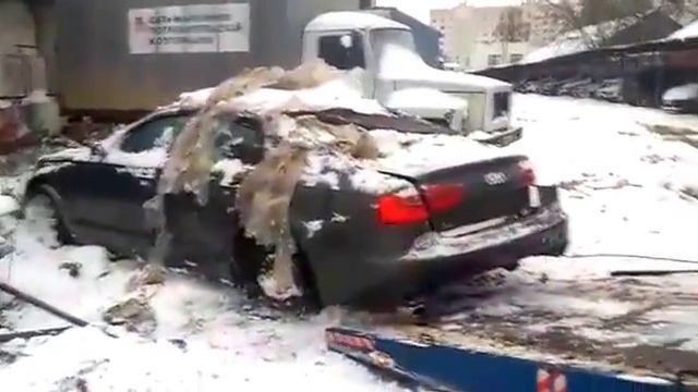Погрузка автомобиля Ауди А6 без задних колёс на эвакуатор. Подкатные тележки для эвакуатора.