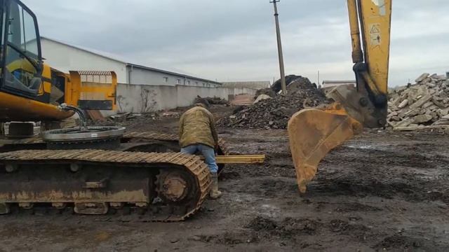Замена поворотного круга экскаватора JCB, часть2 смотреть онлайн
