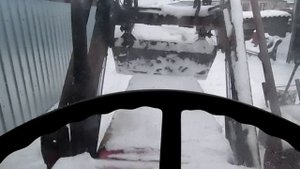 Чищу снег.