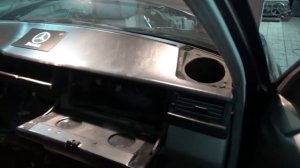 Снятие панели приборов на Мерседес W 124  для замены радиатора печки .