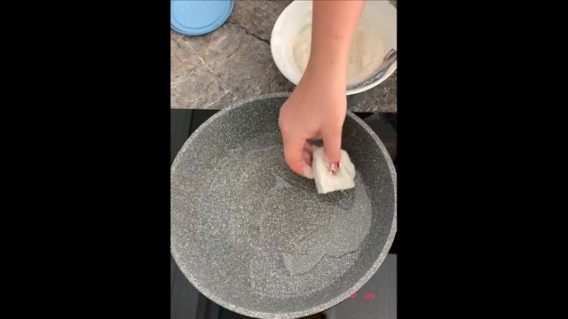Жареный в муке минтай на сковородке. Быстро и вкусно.