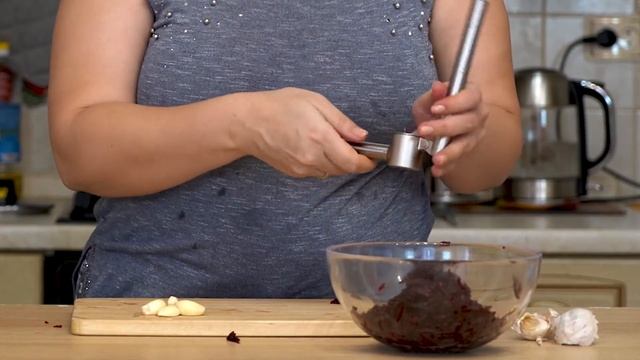 Салат из свеклы с чесноком и сметаной. Готовим простой салат из вареной свеклы. Свеклу чистим