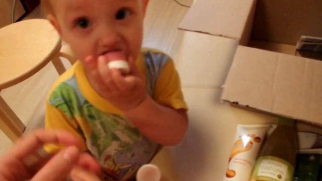 Разбираем заказ каталога 10 от Орифлейм вместе с дочкой. Много зубных паст и гелей)))) смотреть онлайн