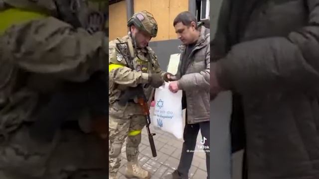 Местным жителям по очереди передают один и тот же пакет жалкая постанова ВСук смотреть онлайн