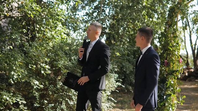 Выход жениха на свадебной церемонии