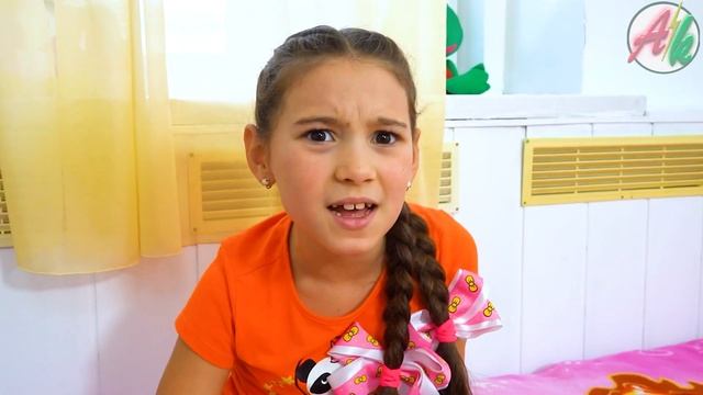 Аня с маленьким играют в прятки смотреть онлайн