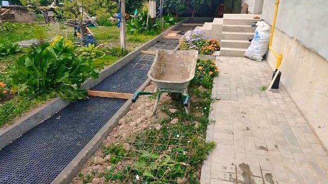 СЕКРЕТ: Устройство долговечной отмостки вокруг дома. + садовые дорожки.